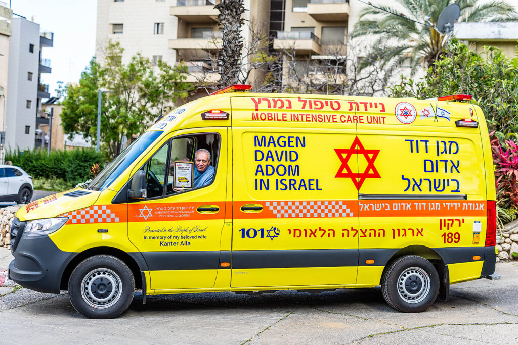 “In memory of my beloved wife - Kanter Alla”- В память о моей любимой жене - Кантер Алла.